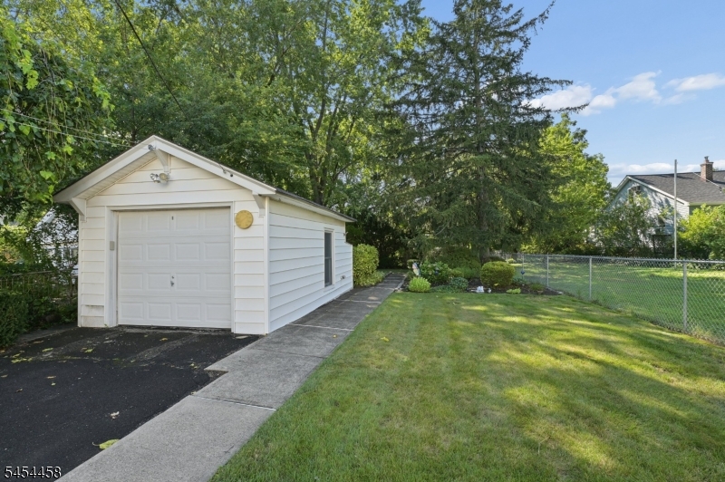 11 Concord Ave Property Photo 3