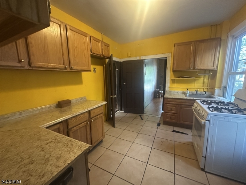 84 Arnold Ter Property Photo 12