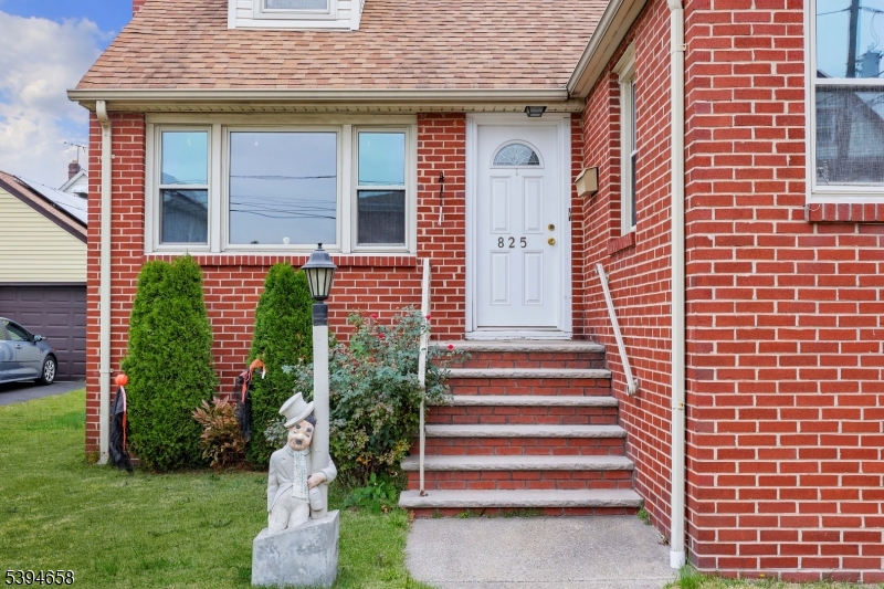 825 Dennis Pl Property Photo 2