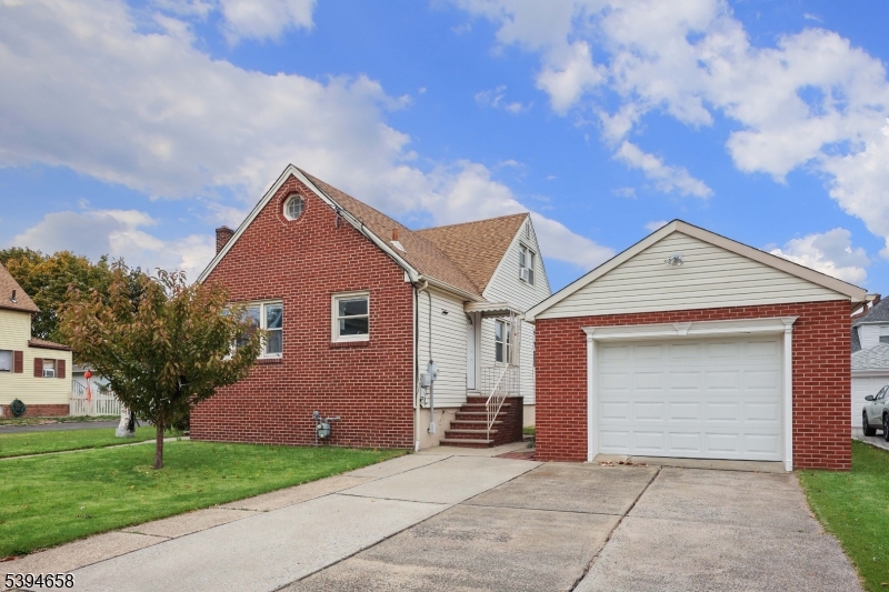 825 Dennis Pl Property Photo 3