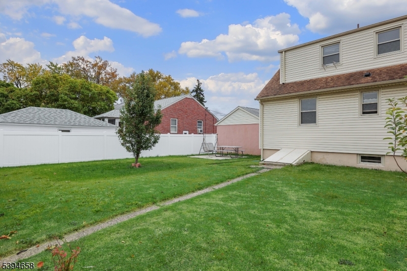 825 Dennis Pl Property Photo 23