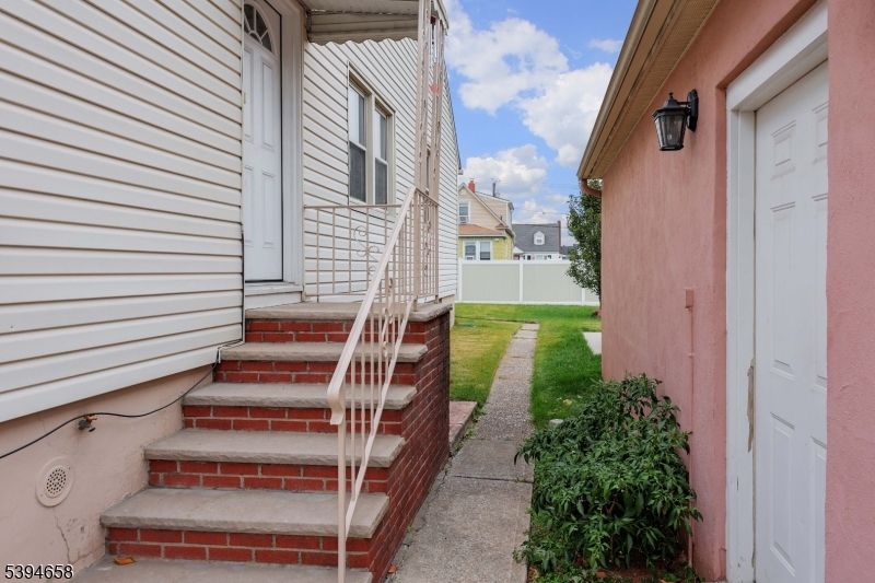 825 Dennis Pl Property Photo 27