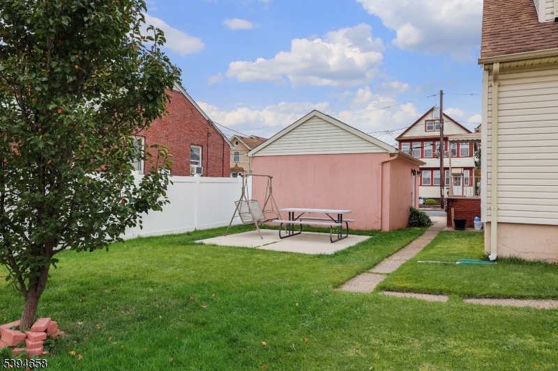 825 Dennis Pl Property Photo 28