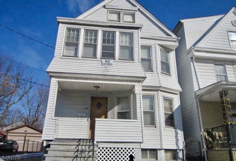 28 Leslie Pl 2 Property Photo 1