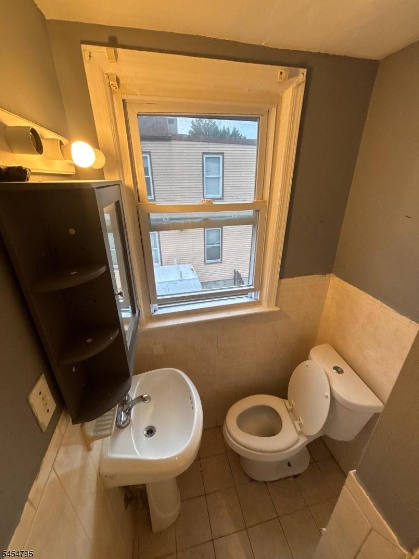 28 Leslie Pl 2 Property Photo 10