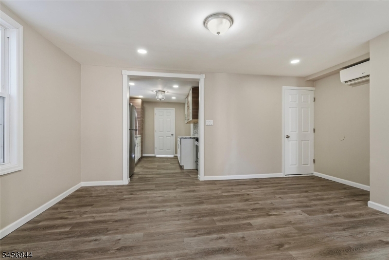 11 Tichenor Ter Property Photo 3