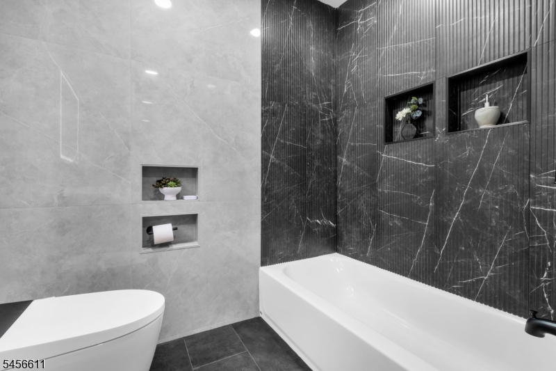 33 Wall St Property Photo 35