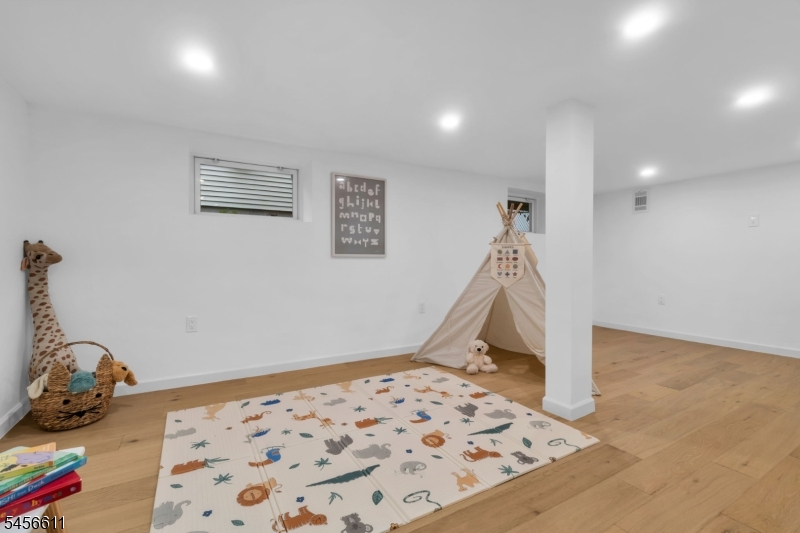 33 Wall St Property Photo 37