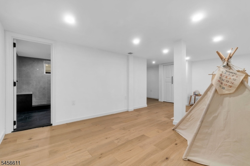33 Wall St Property Photo 38