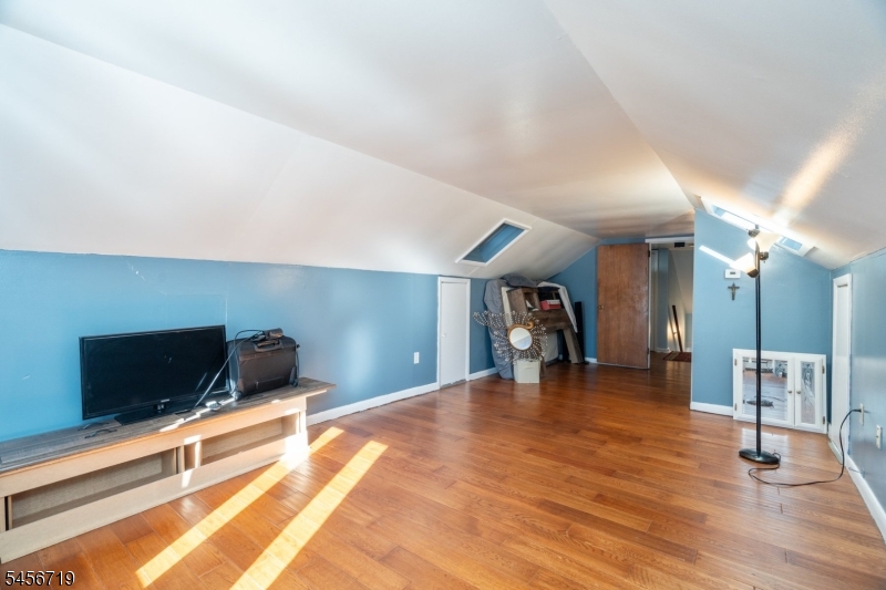 18 Elycroft Ave Property Photo 19