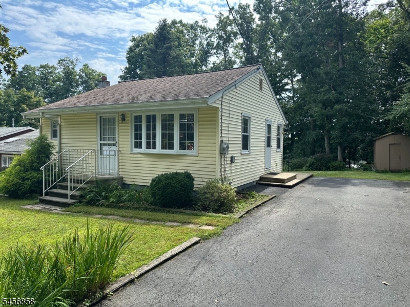 97 Cayuga Ave Property Photo 1