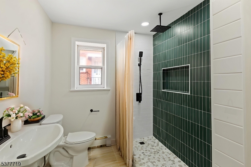 86 Farnham Ave Property Photo 5
