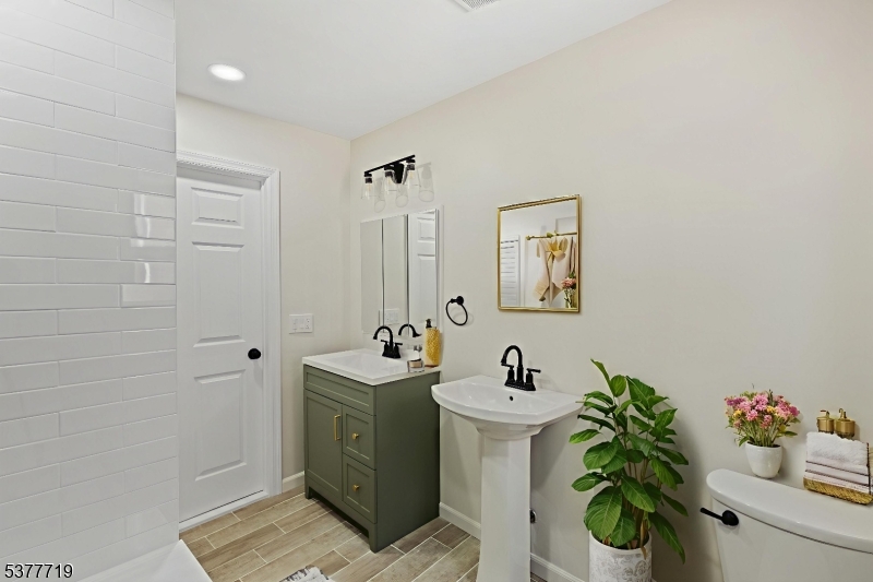 86 Farnham Ave Property Photo 6