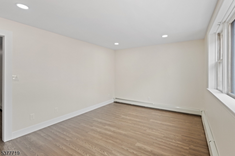 86 Farnham Ave Property Photo 10