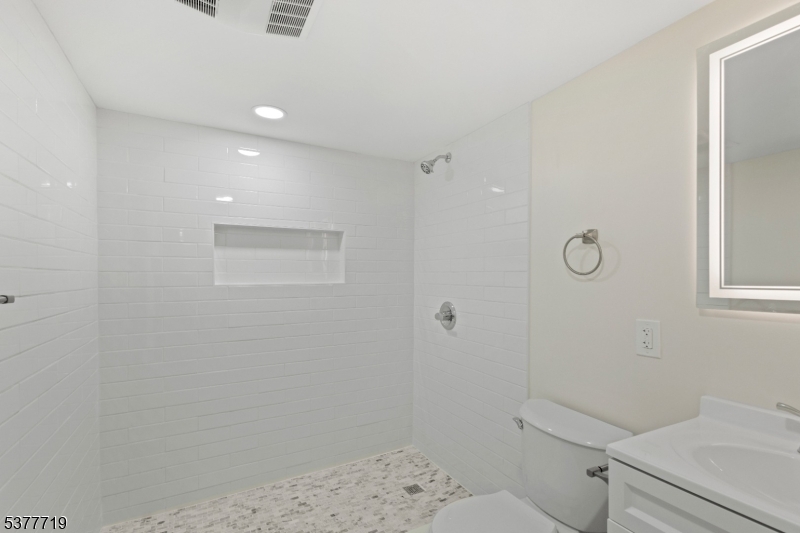 86 Farnham Ave Property Photo 13