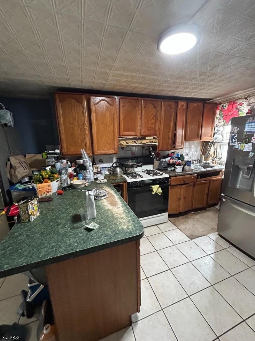 184 Van Horne St Property Photo 6