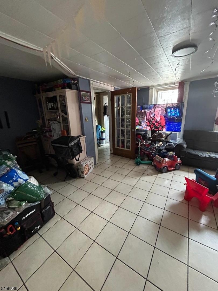184 Van Horne St Property Photo 10