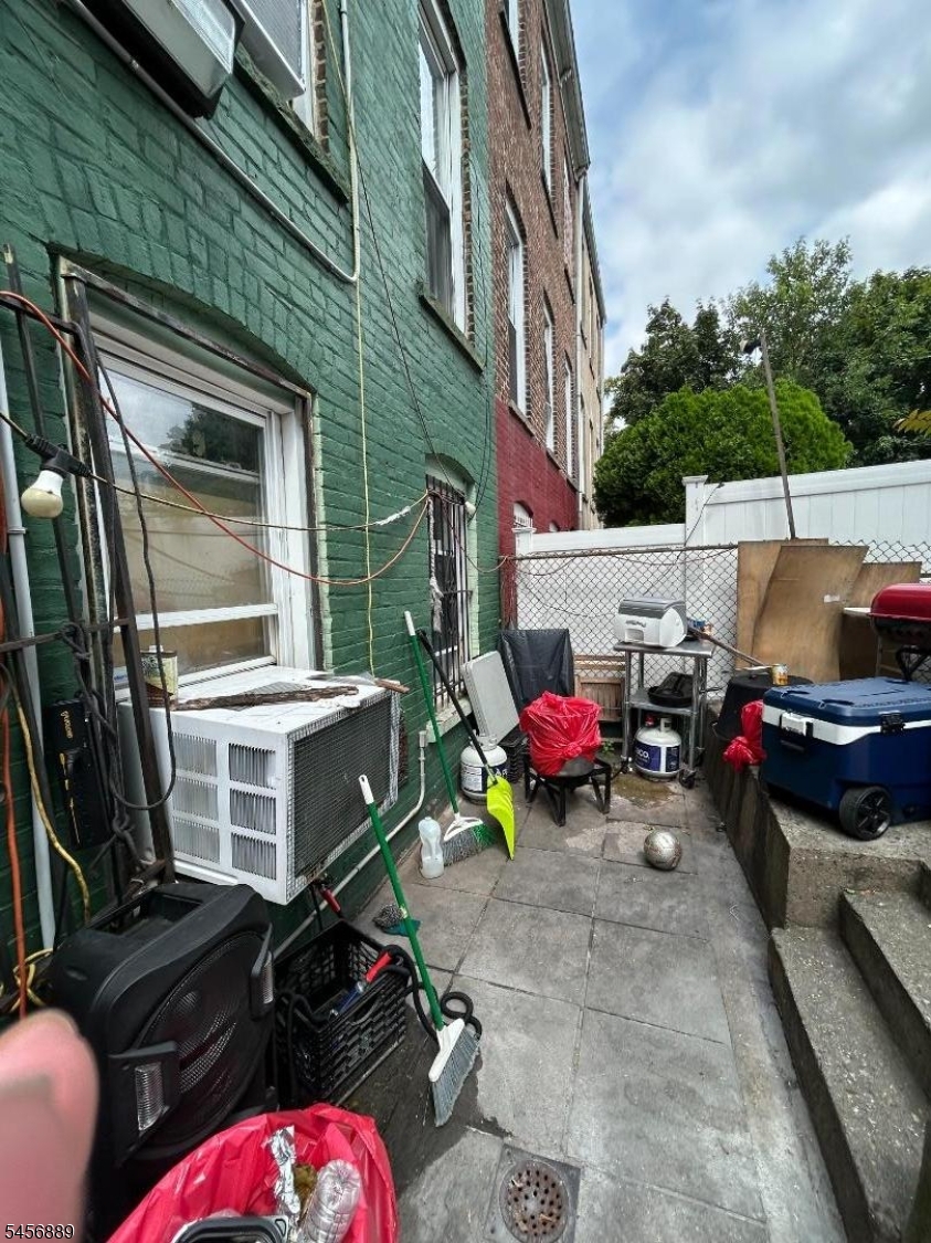 184 Van Horne St Property Photo 32