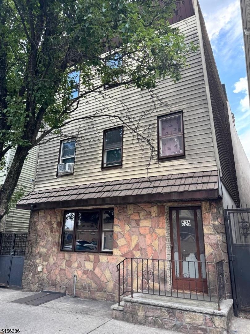 526 Market St Property Photo 1