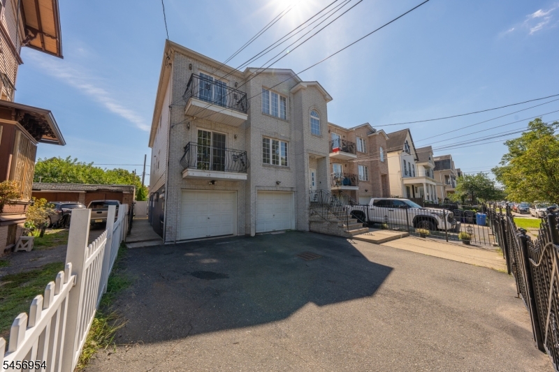128 Lincoln Ave Property Photo 2
