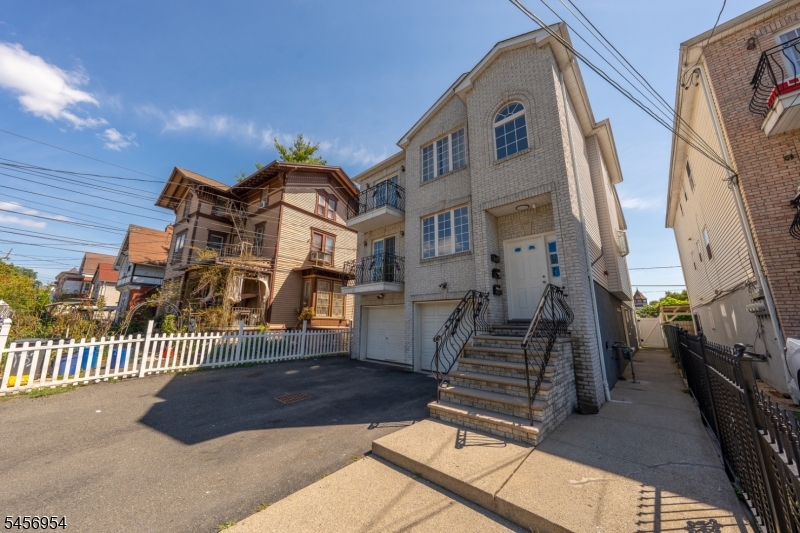 128 Lincoln Ave Property Photo 3
