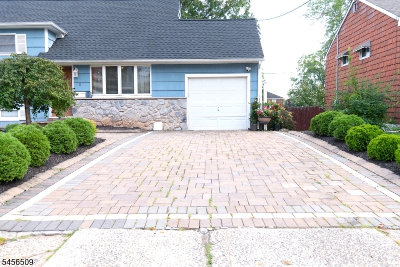 11 Mastogen Dr Property Photo 3