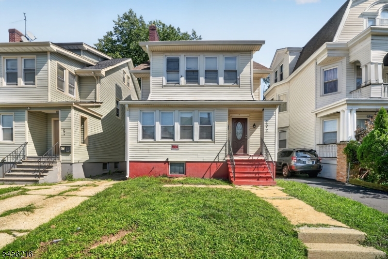 292 N Maple Ave Property Photo 1