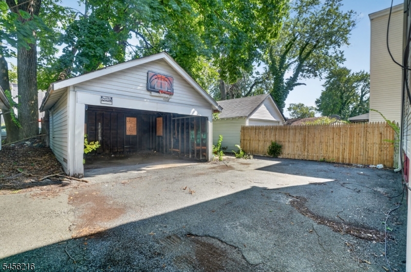 292 N Maple Ave Property Photo 17