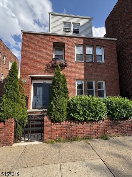 176 Lincoln Avenue Property Photo 9