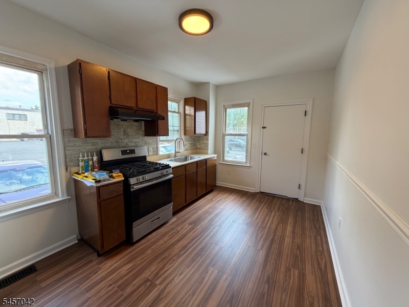 386 Washington St Property Photo 8