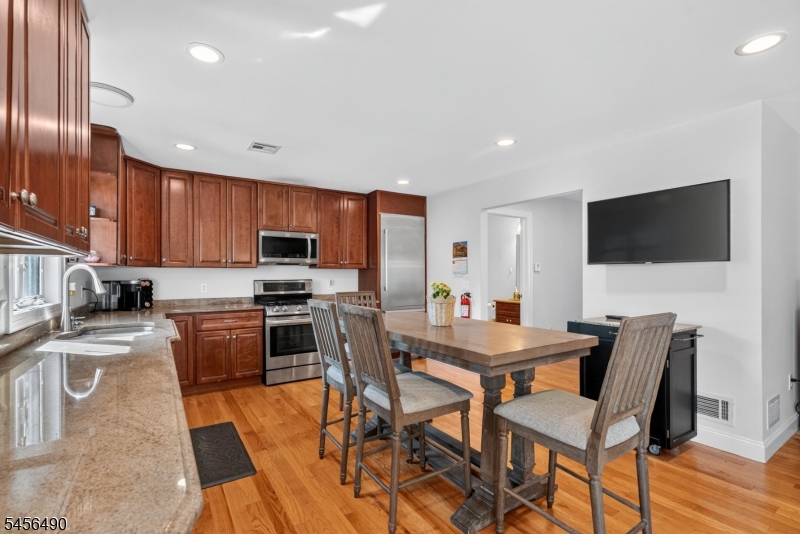 12 Washington Pl Property Photo 8