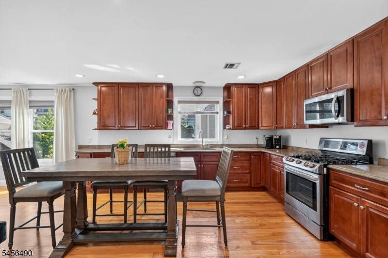 12 Washington Pl Property Photo 10