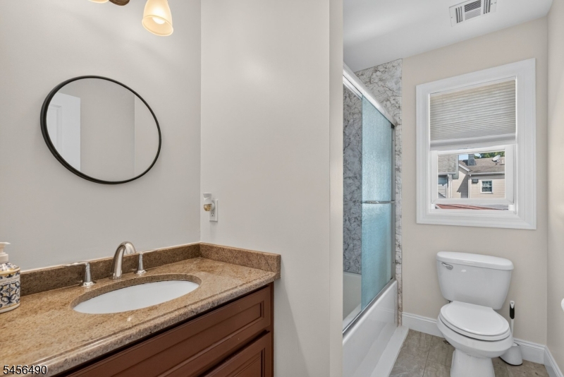 12 Washington Pl Property Photo 18