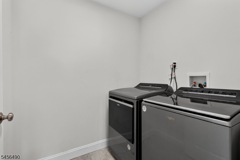 12 Washington Pl Property Photo 19