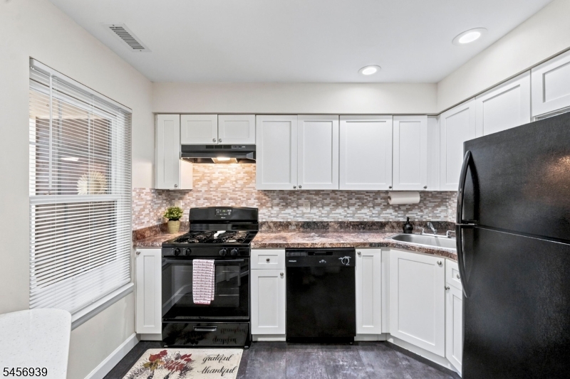 5 New Bedford Rd Property Photo 8
