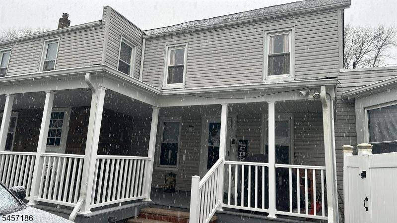 1853 Barnett St Property Photo 3