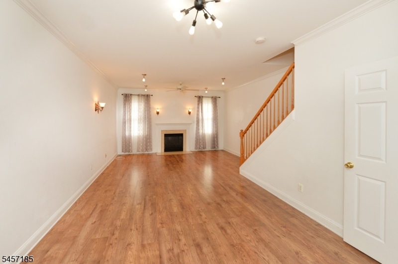 215 Stratford Dr Property Photo 2