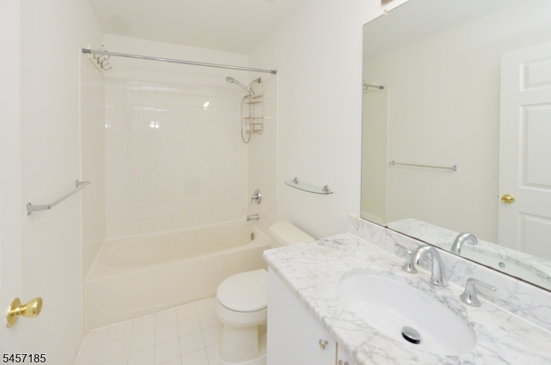 215 Stratford Dr Property Photo 8