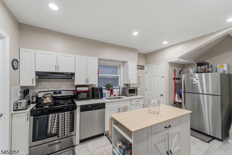69 Oakland Ter Property Photo 14