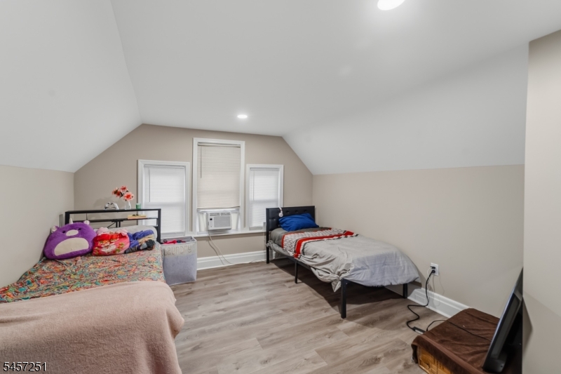 69 Oakland Ter Property Photo 17