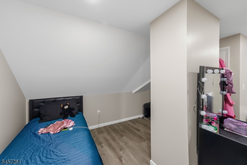 69 Oakland Ter Property Photo 18