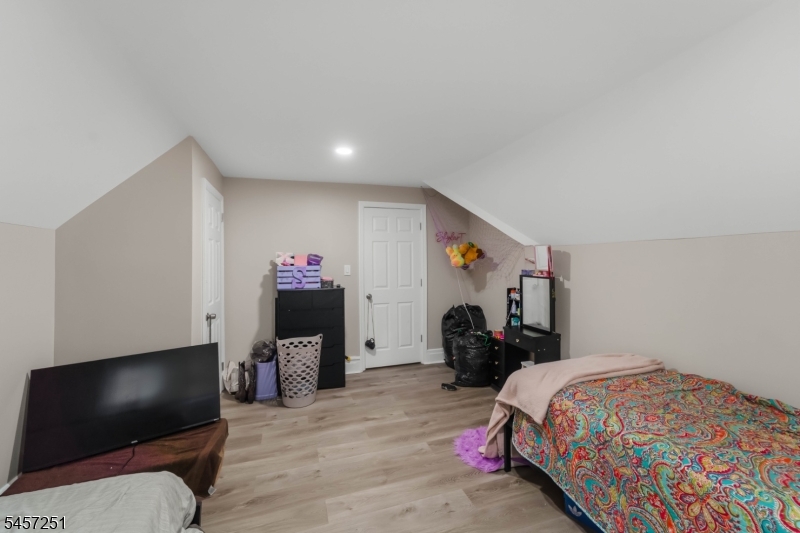 69 Oakland Ter Property Photo 19