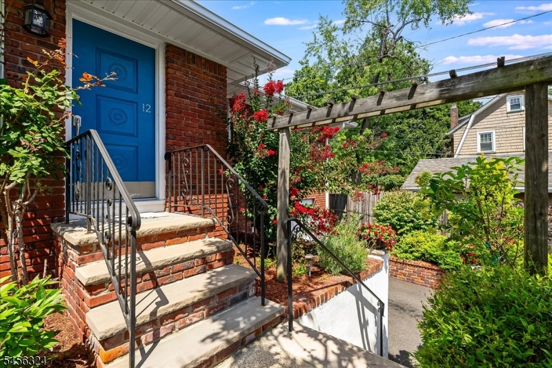 12 Francis Pl Property Photo 3