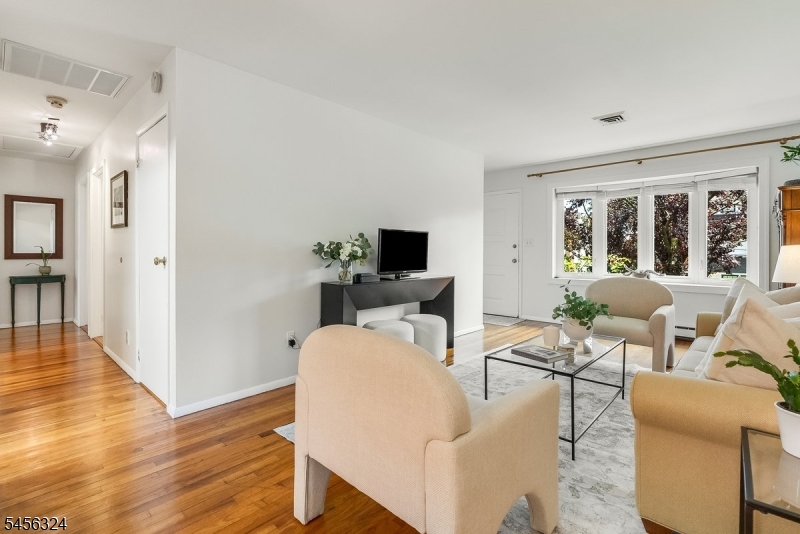 12 Francis Pl Property Photo 6