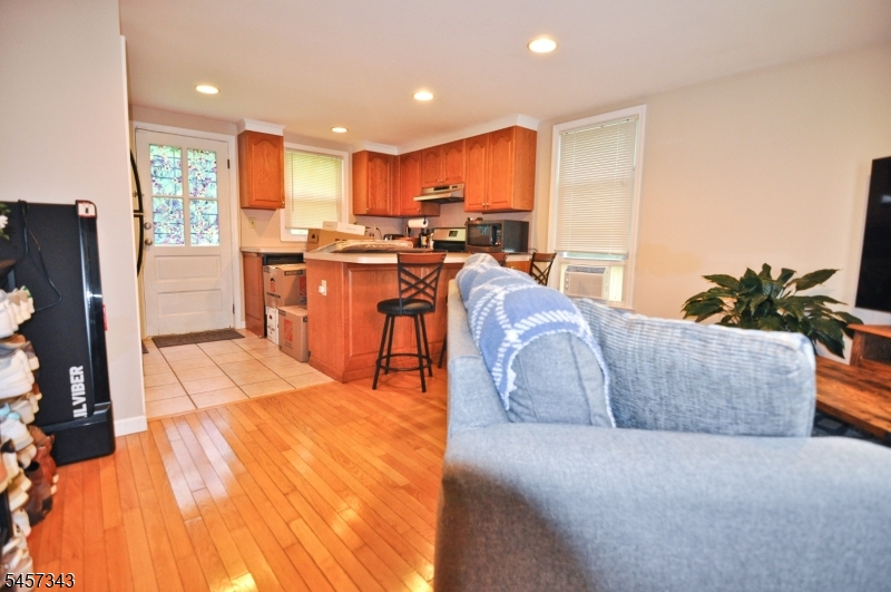 331 Center St 3 Property Photo 6