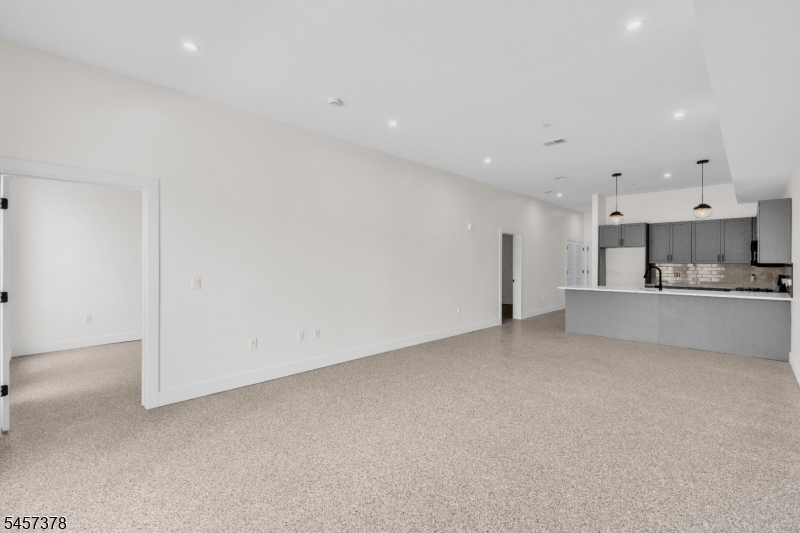 127 South Ave 203 Property Photo 2