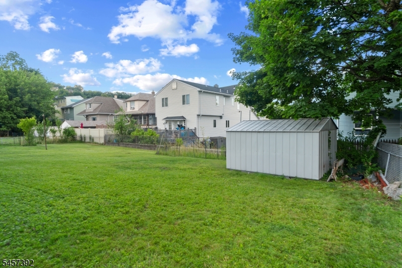 92 Anderson Ave Property Photo 32