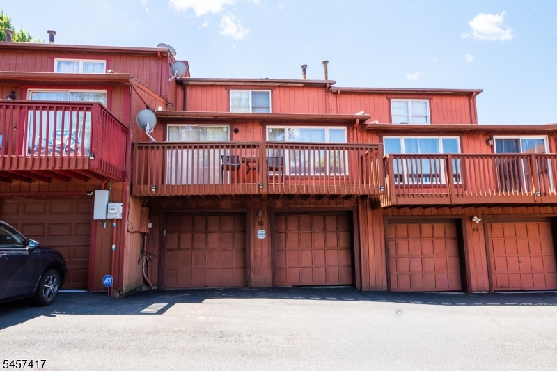233 Nesbit Ter Property Photo 1