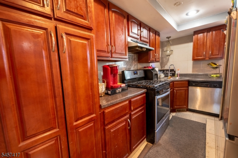 233 Nesbit Ter Property Photo 4