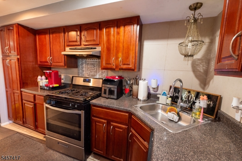 233 Nesbit Ter Property Photo 5